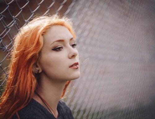 6 facts about redheads with brown eyes & why you must date them