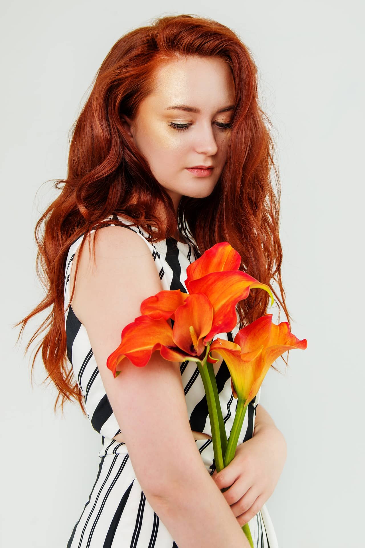 Redhead lady with flowers