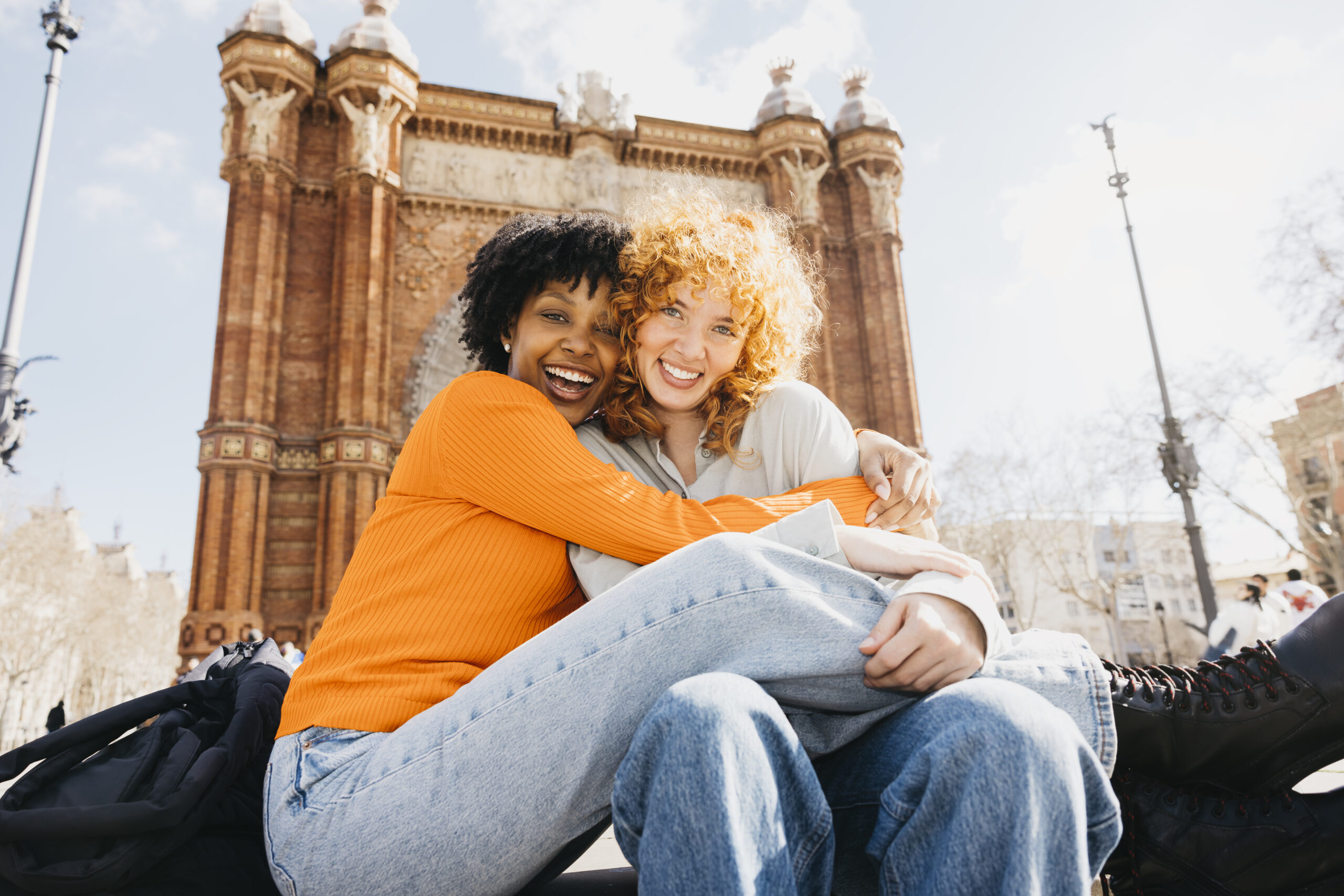Best Places to Date London - 2 friends hugging