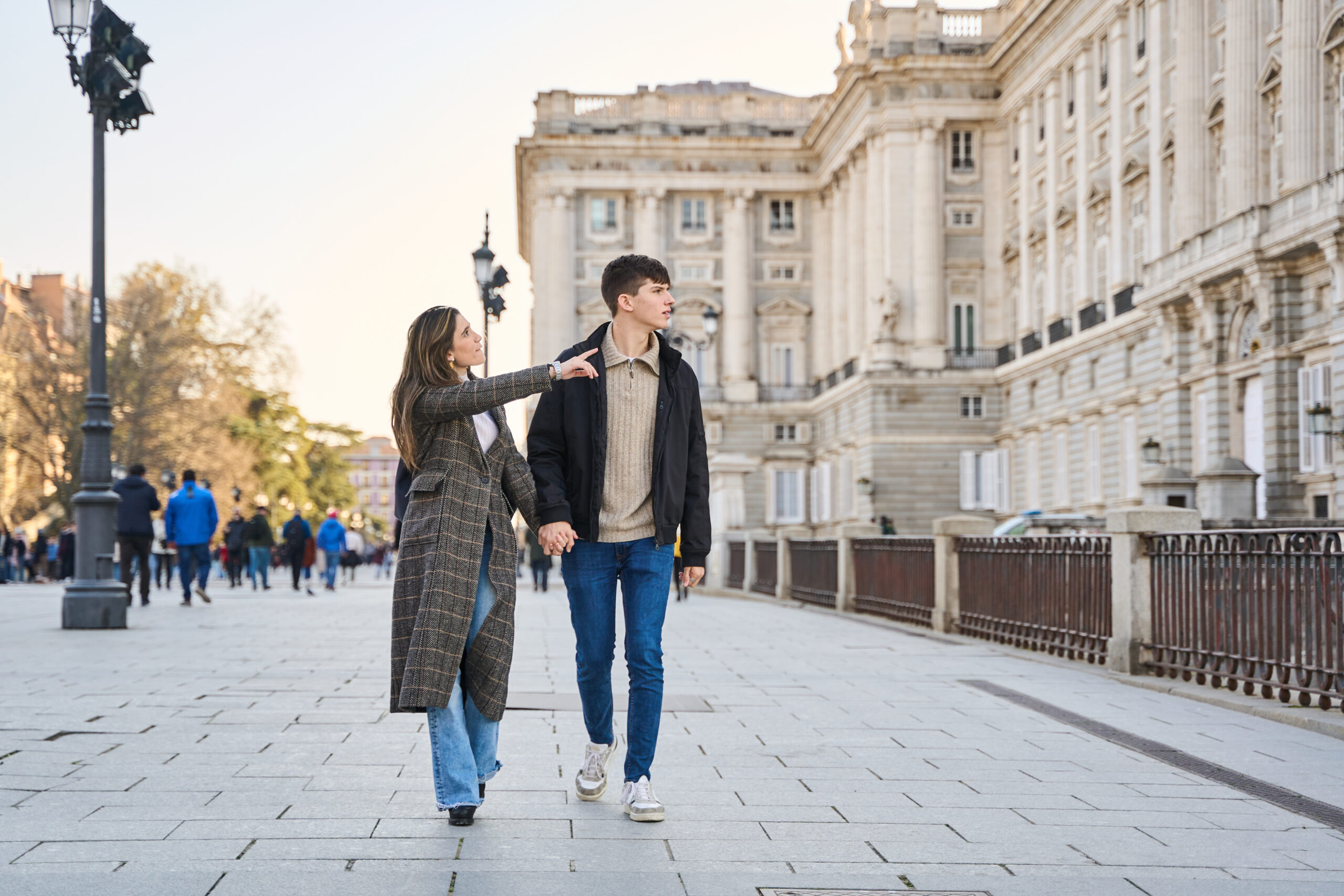 Best Places to Date London - couple strolling around London
