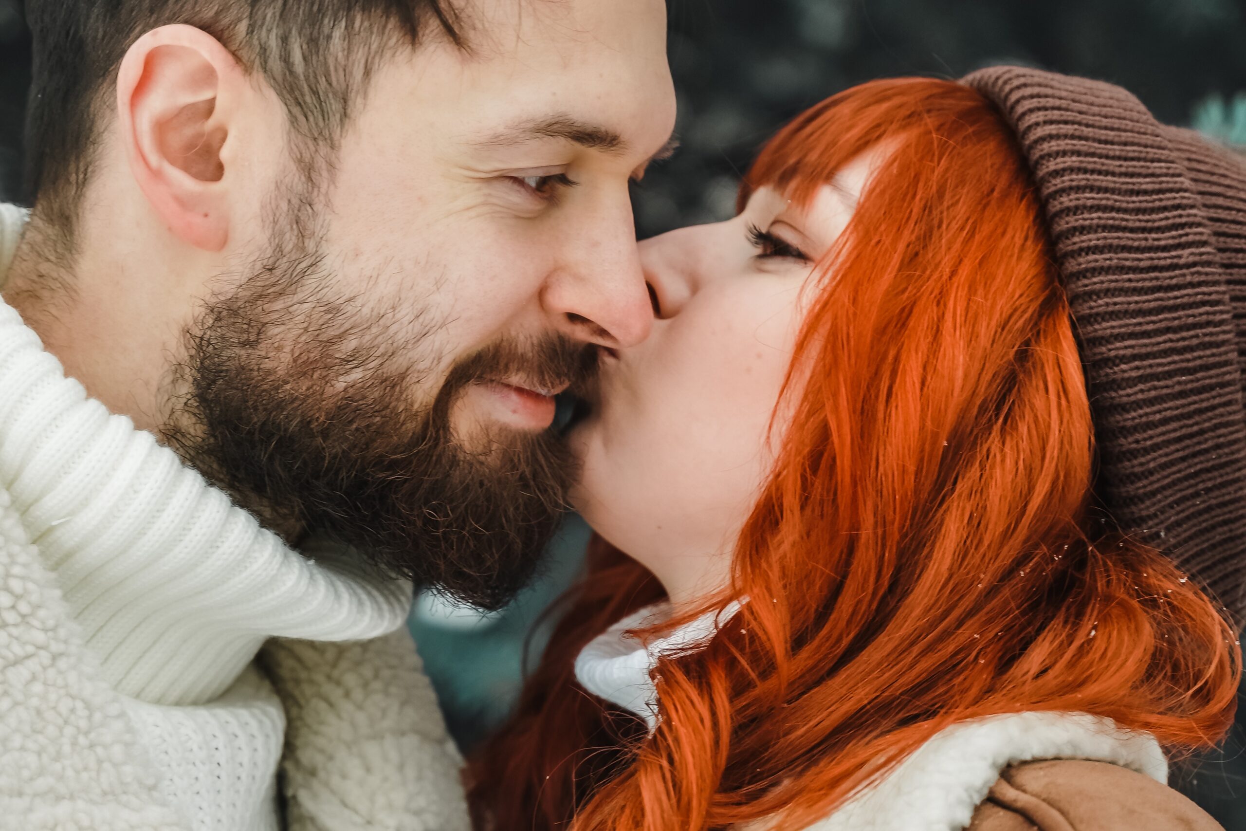 Men Who Love Redheads - romantic couple